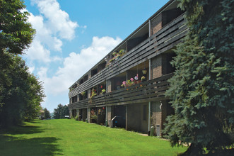 Mt. Vernon Apartments in McKeesport, PA - Foto de edificio - Building Photo