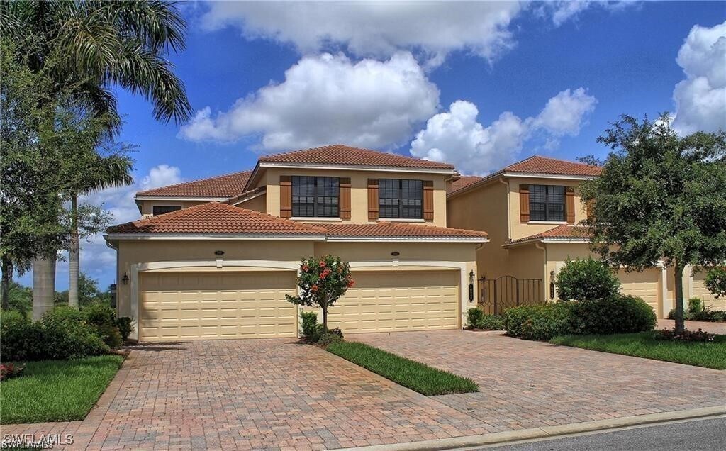 10542 Smoke House Bay Dr in Naples, FL - Building Photo