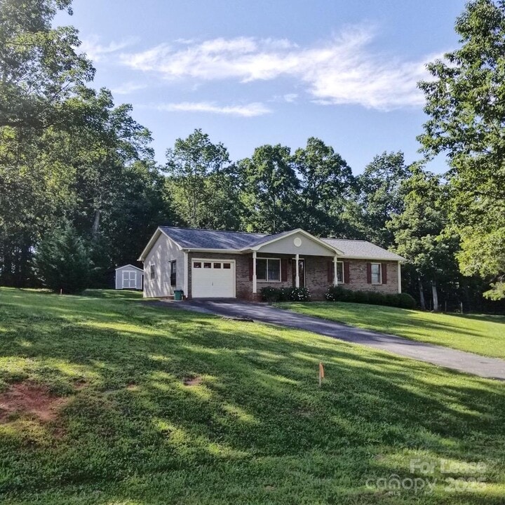 3711 Dorothys Ln in Newton, NC - Building Photo