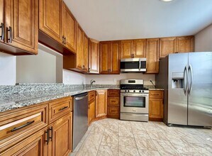 250 Bromley Pl in East Brunswick, NJ - Building Photo - Building Photo