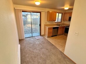 5153-5159-5159 NE Killingsworth St in Portland, OR - Building Photo - Building Photo