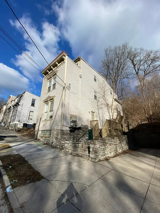 2226 Ravine St-Unit -Apt. 1 in Cincinnati, OH - Building Photo
