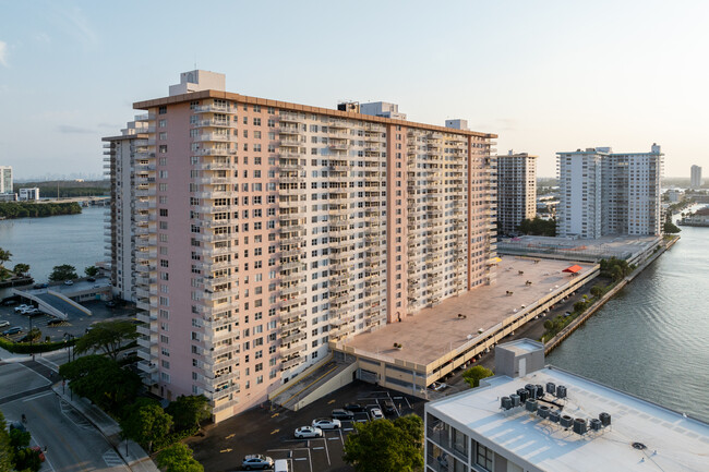 Winston Towers 200 in Sunny Isles Beach, FL - Building Photo - Building Photo