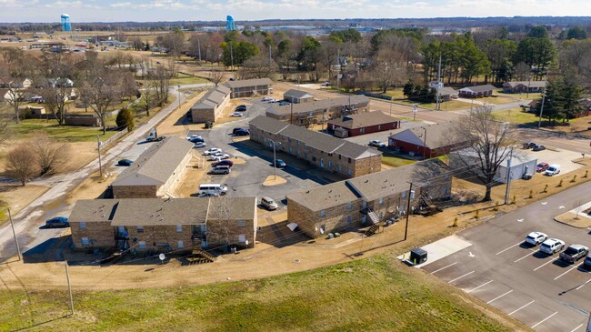 St. John Apartments in Dyersburg, TN - Foto de edificio - Primary Photo