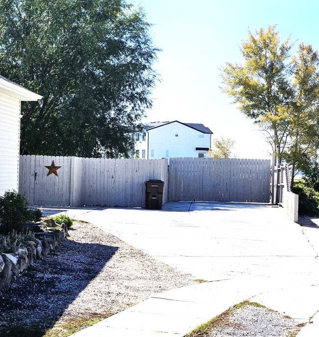 1756 E West Pinion Cir in Eagle Mountain, UT - Building Photo - Building Photo