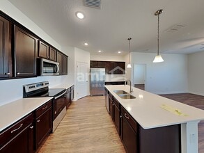 1118 Sky Lks Dr in St. Cloud, FL - Foto de edificio - Building Photo