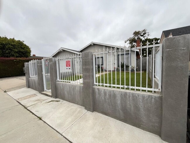 1927 Isla Del Carmen Way in San Diego, CA - Building Photo - Building Photo