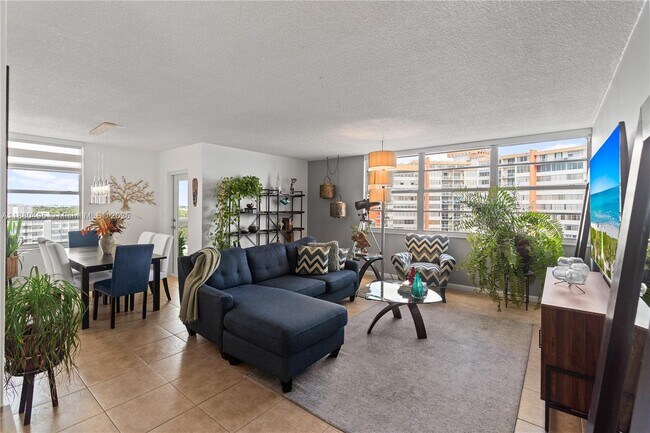 1351 NE Miami Gardens Dr in North Miami Beach, FL - Building Photo - Building Photo