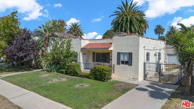 736 N Poinsettia Pl in Los Angeles, CA - Building Photo - Building Photo