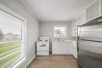 1723 W 5th St in Freeport, TX - Building Photo - Building Photo