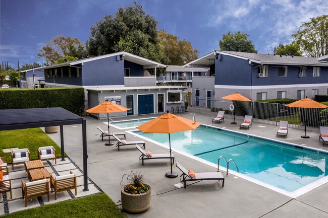 Meadowbrook Apartments in West Sacramento, CA - Building Photo - Building Photo