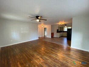 111 N Cedar Ave in Luling, TX - Building Photo - Building Photo