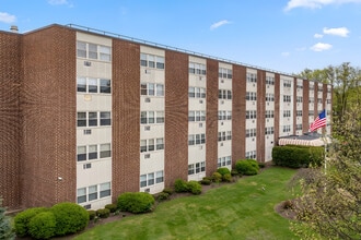 The Brook (Senior / Income Restricted) in Utica, NY - Foto de edificio - Building Photo