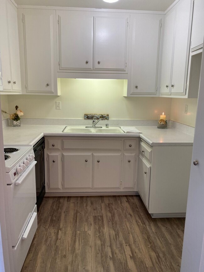 5858 S Pacific Coast Hwy, Unit 17 in Redondo Beach, CA - Building Photo - Building Photo