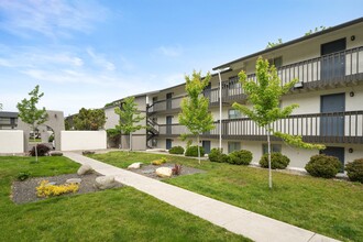 Serrano Apartments in Spokane, WA - Building Photo - Building Photo