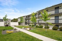 Serrano Apartments in Spokane, WA - Foto de edificio - Building Photo