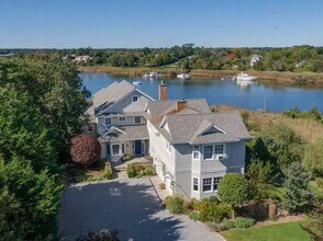 9 Private Rd in West Hampton Dunes, NY - Foto de edificio - Building Photo