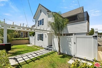 584 W 10th St in Los Angeles, CA - Building Photo - Building Photo