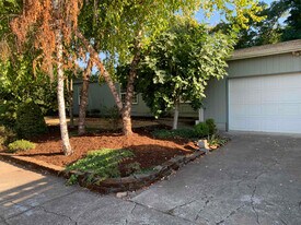 1341 Rhoda Ln in Independence, OR - Building Photo