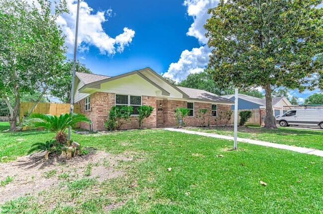 2105 Cedar St in Pearland, TX - Building Photo - Building Photo