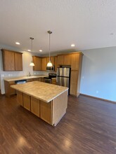 4615 Victor Path, Unit #5 in Hugo, MN - Foto de edificio - Building Photo