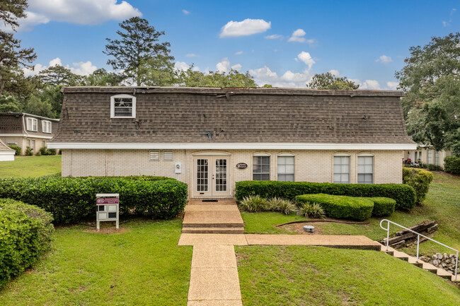 Chateau Deville in Tallahassee, FL - Building Photo - Building Photo