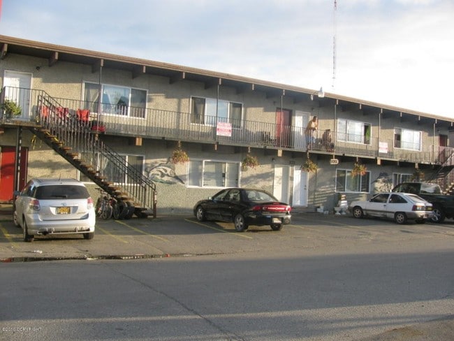 808 W 29th Pl in Anchorage, AK - Foto de edificio - Building Photo