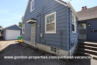 2360 SE 57th Ave in Portland, OR - Foto de edificio - Building Photo