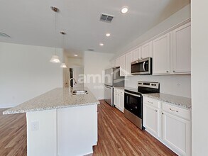 907 Walden Pond Dr in Plant City, FL - Foto de edificio - Building Photo