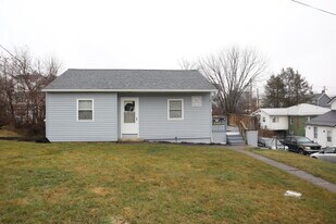 415 East St, Unit B in California, PA - Building Photo