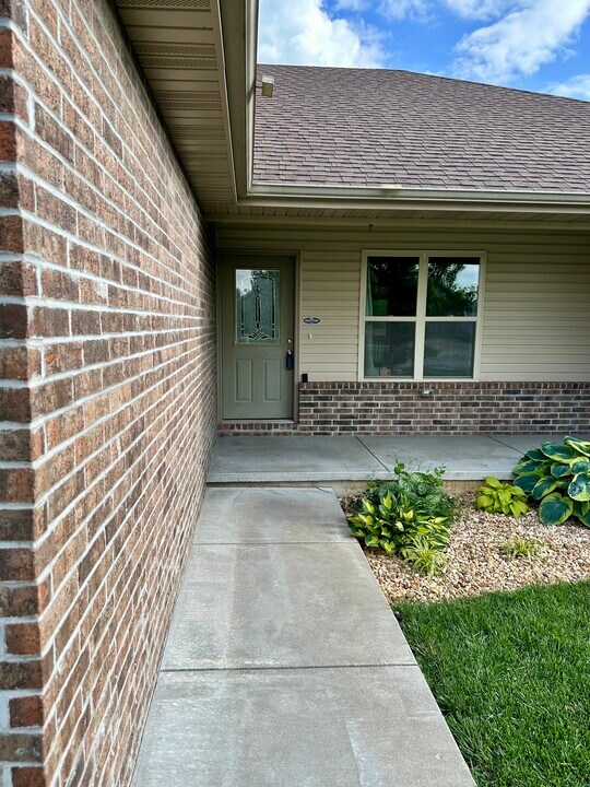 872 E Melton Rd in Ozark, MO - Building Photo
