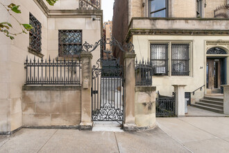 25 Riverside Drive in New York, NY - Building Photo - Building Photo