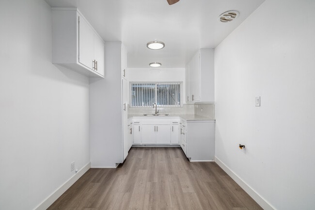 745-747 Venice Way in Inglewood, CA - Building Photo - Interior Photo