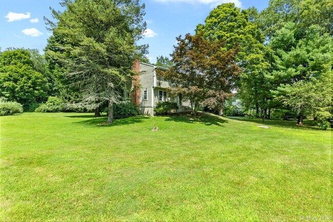 8 Old Pound Rd in Pound Ridge, NY - Building Photo - Building Photo