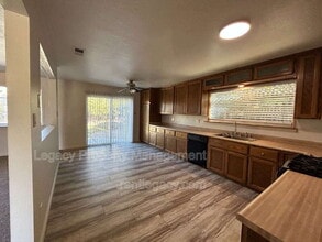 2213 N Cirby Way in Roseville, CA - Building Photo - Building Photo