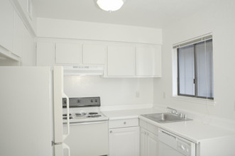 Country Glen Apartments in Sacramento, CA - Building Photo - Building Photo