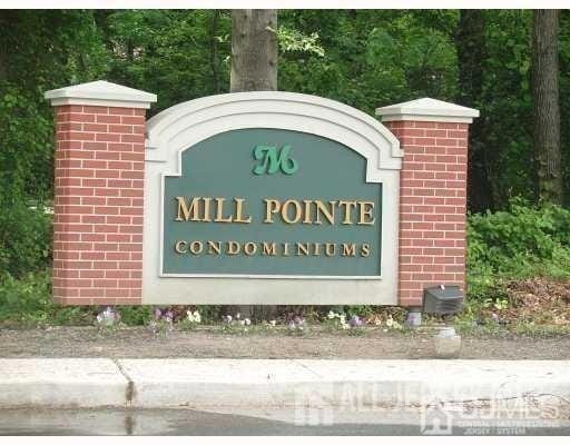 18 College Dr, Unit 18 in Edison, NJ - Foto de edificio - Building Photo