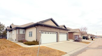 1407 Glastonbury Blvd NW in Edmonton, AB - Building Photo