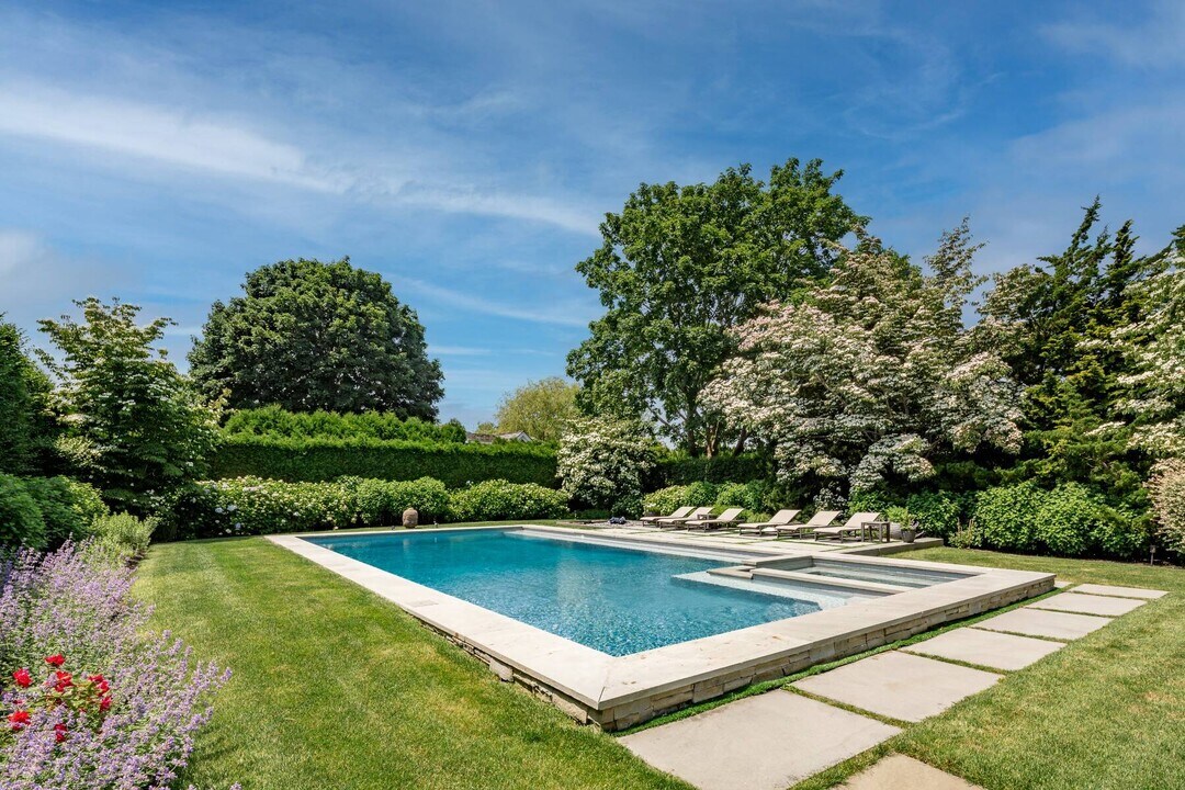145 Breese Ln in Southampton, NY - Building Photo