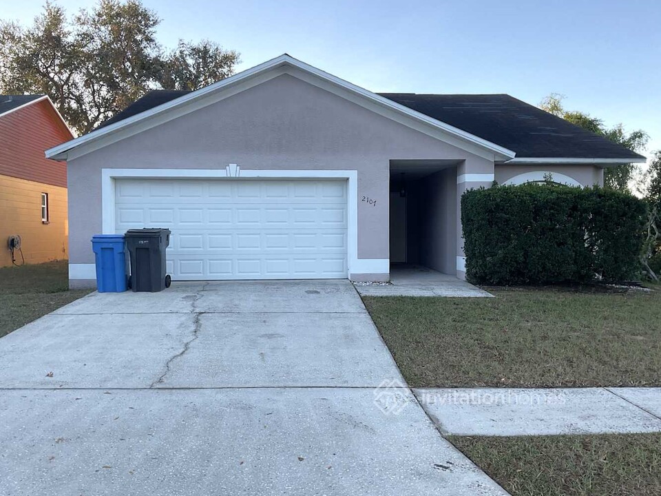 2107 Intervista Ln in Valrico, FL - Foto de edificio