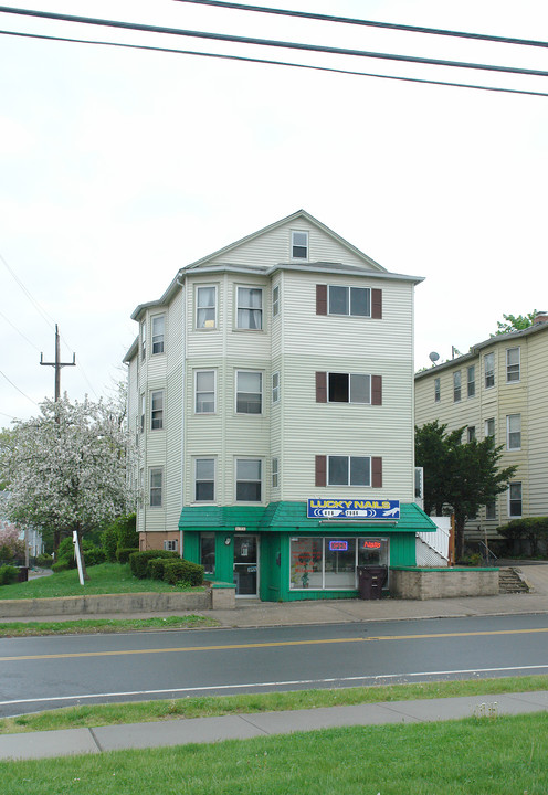 676 W Main St in New Britain, CT - Building Photo