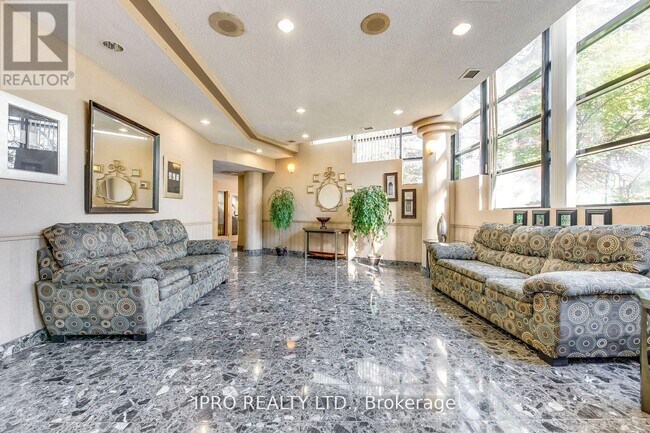 35-2135 Trailwood Dr in Mississauga, ON - Building Photo - Building Photo