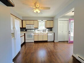 317 Nicole Ln in River Falls, WI - Foto de edificio - Building Photo