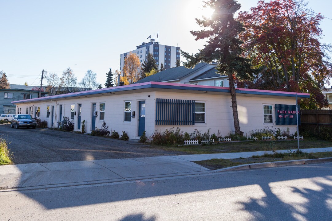 926 W 11th Ave in Anchorage, AK - Foto de edificio
