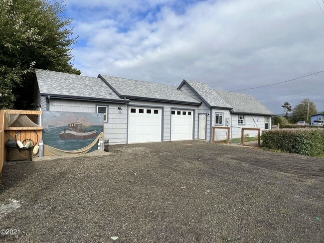 820 NE Broadway St in Waldport, OR - Building Photo - Building Photo