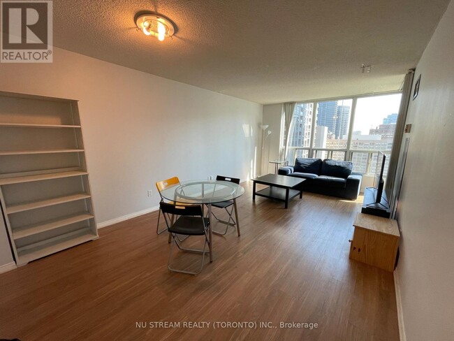 750-2750 Bay St. in Toronto, ON - Building Photo - Building Photo
