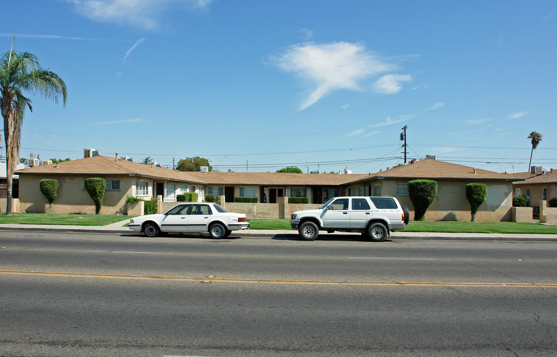 3487 E Clinton Ave in Fresno, CA - Building Photo