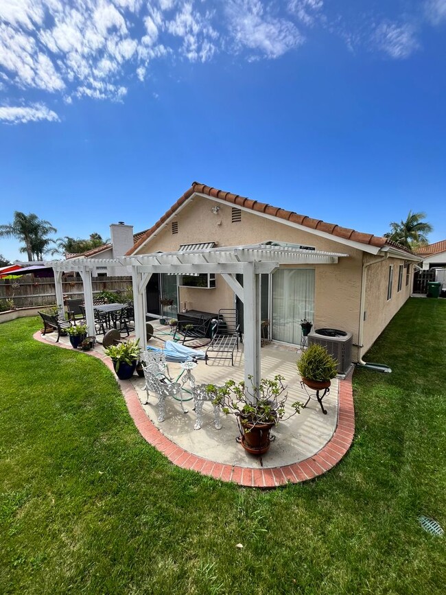 3743 Via Del Rancho in Oceanside, CA - Foto de edificio - Building Photo