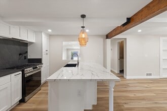 584 W 10th St in San Pedro, CA - Building Photo - Building Photo
