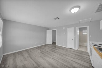 15 SE 24th Ave in Cape Coral, FL - Building Photo - Building Photo